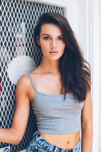 Super sizzling Raven Hart